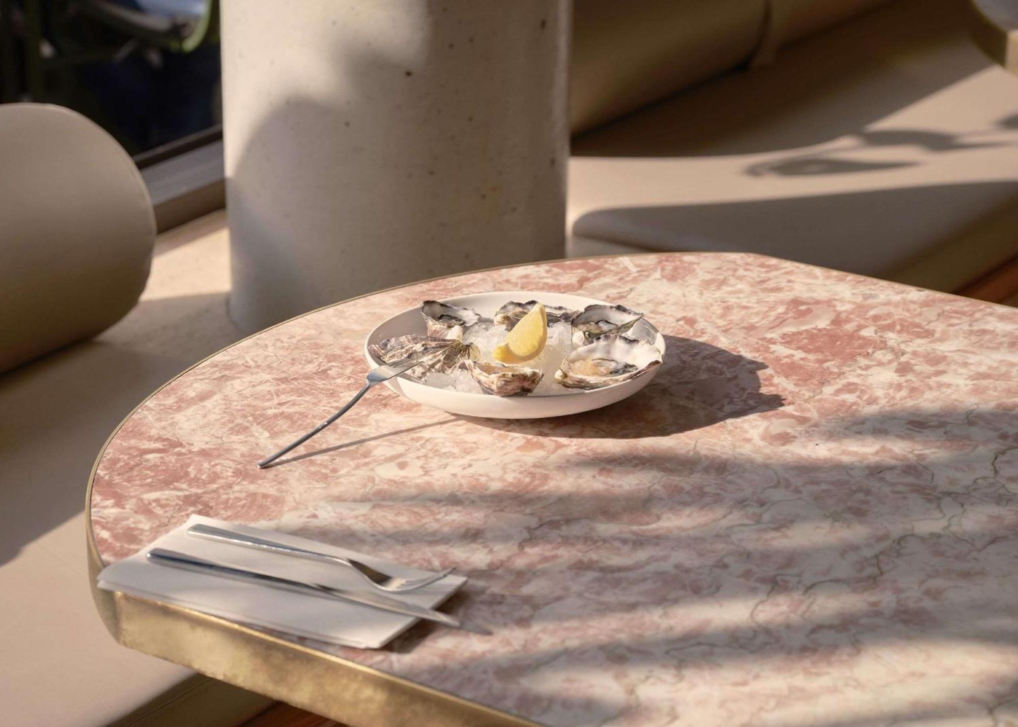 더 칼릴 호텔 브리즈번 외부 사진 Oysters on a table